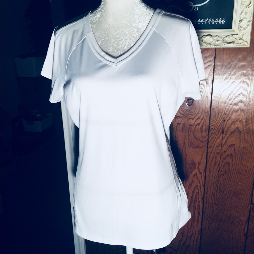 SOLD!🌼Tek Gear white work out t-shirt🌼